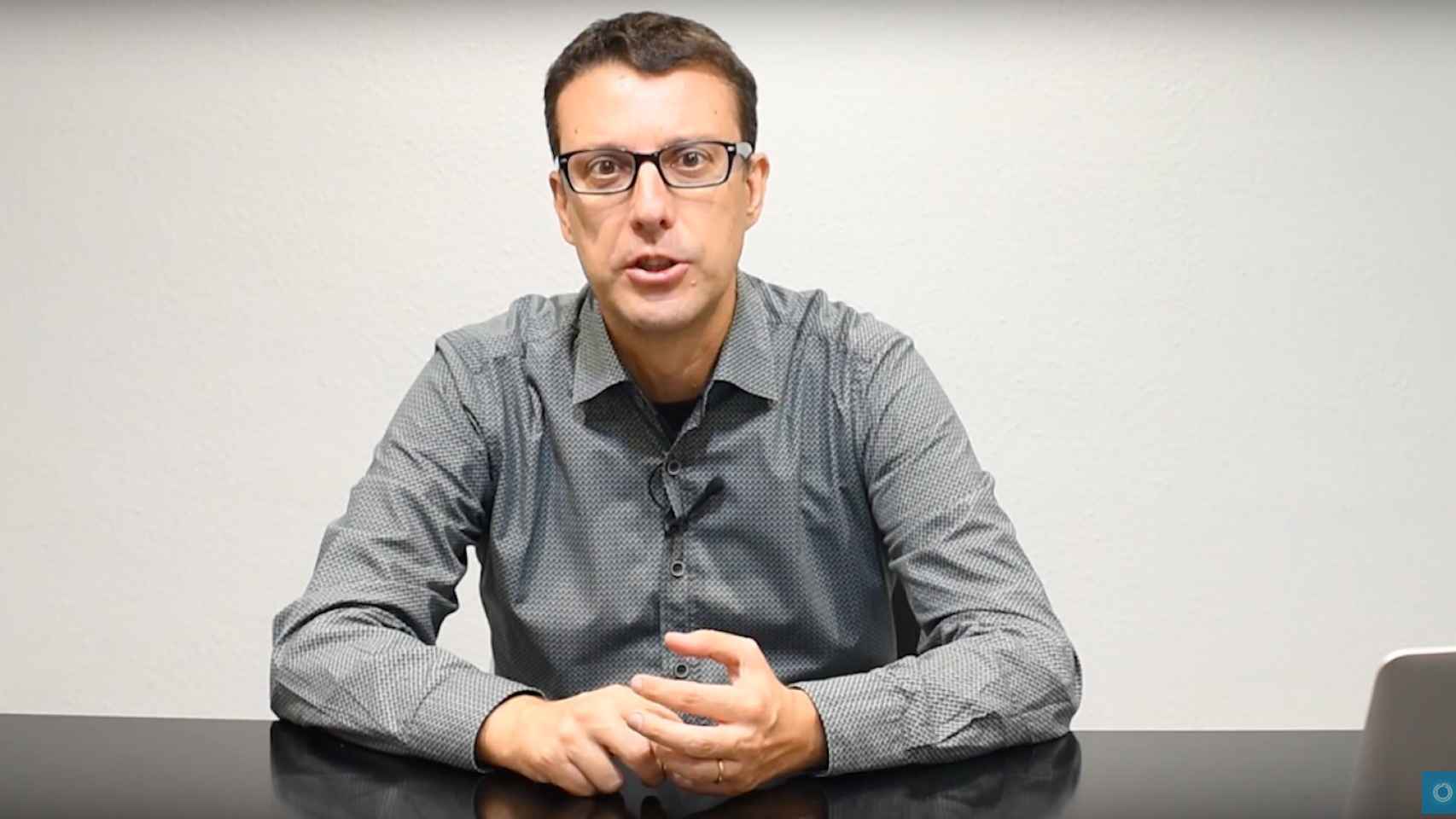 El director de Metrópoli Abierta, Lluís Regàs, hablando sobre los contenedores de Barcelona / MA