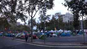 Decenas de tiendas de campaña en la plaza Universitat de Barcelona / EP