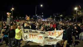 Centenares de personas se manifiestan ante la llegada del Rey / @acampadaUni