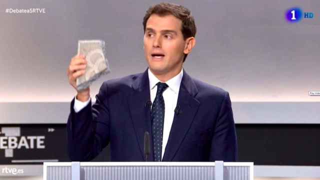 Albert Rivera sujeta un adoquín durante el debate, uno de los momentos aprovechados por los internautas para hacer 'memes'