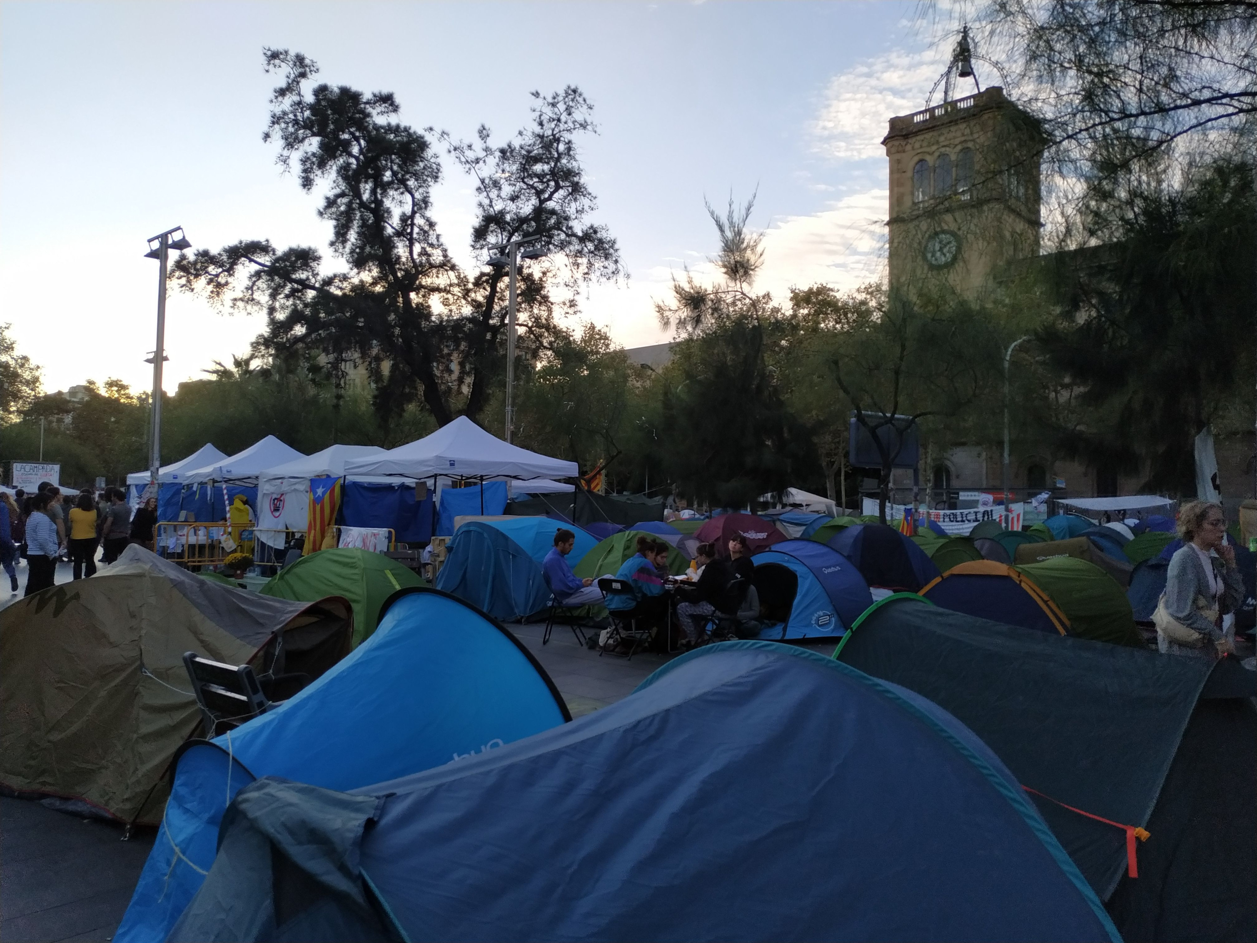 Centenares de tiendas en la acampada independentista de plaza Universitat / P.B.