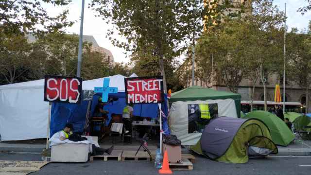 Zona de primeros auxilios en la acampada de plaza Universitat / P.B.