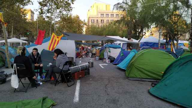 Jóvenes charlando en la acampada de plaza Universitat / P.B.