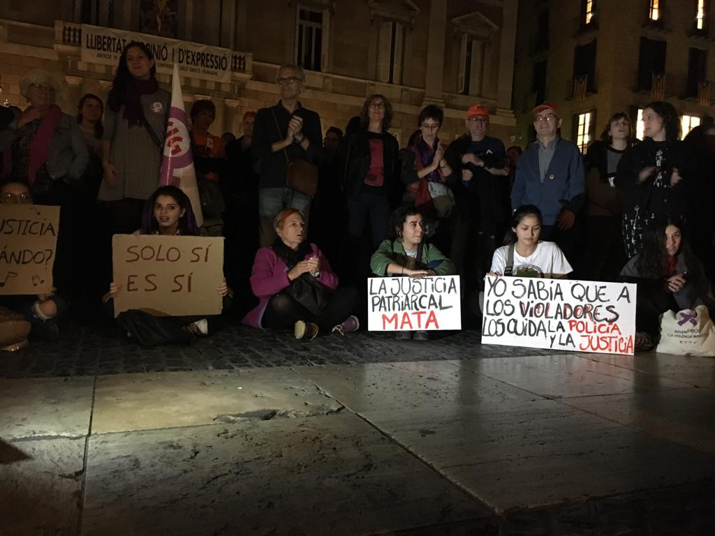 Los manifestantes exhiben sus pancartas / ALBA LOSADA