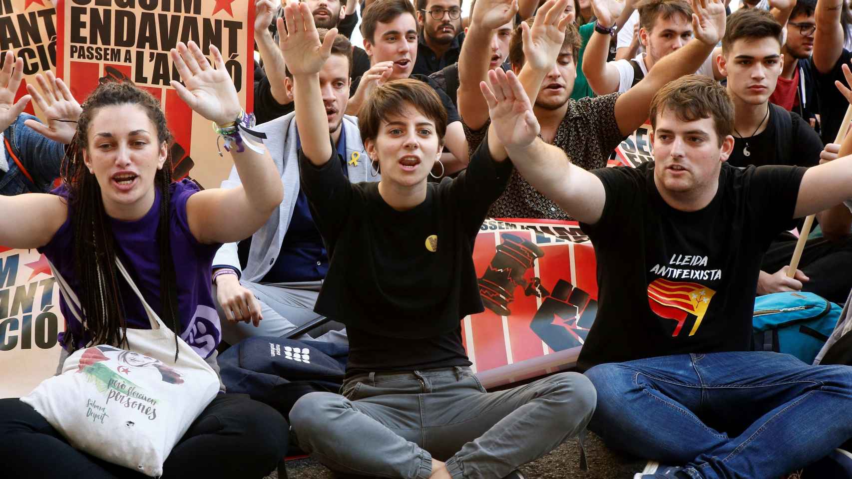 Jóvenes manifestándose junto a la sede de la Jefatura Superior de Policía en Barcelona / EFE