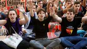 Jóvenes manifestándose junto a la sede de la Jefatura Superior de Policía en Barcelona / EFE
