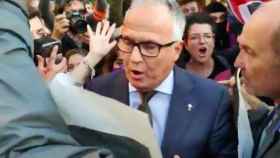 Josep Bou (PP) es increpado por varios manifestantes en Barcelona