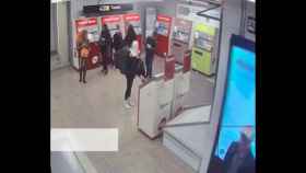 Imagen del vídeo que muestra cómo hay delincuentes que roban con el método de la mancha / MOSSOS D'ESQUADRA