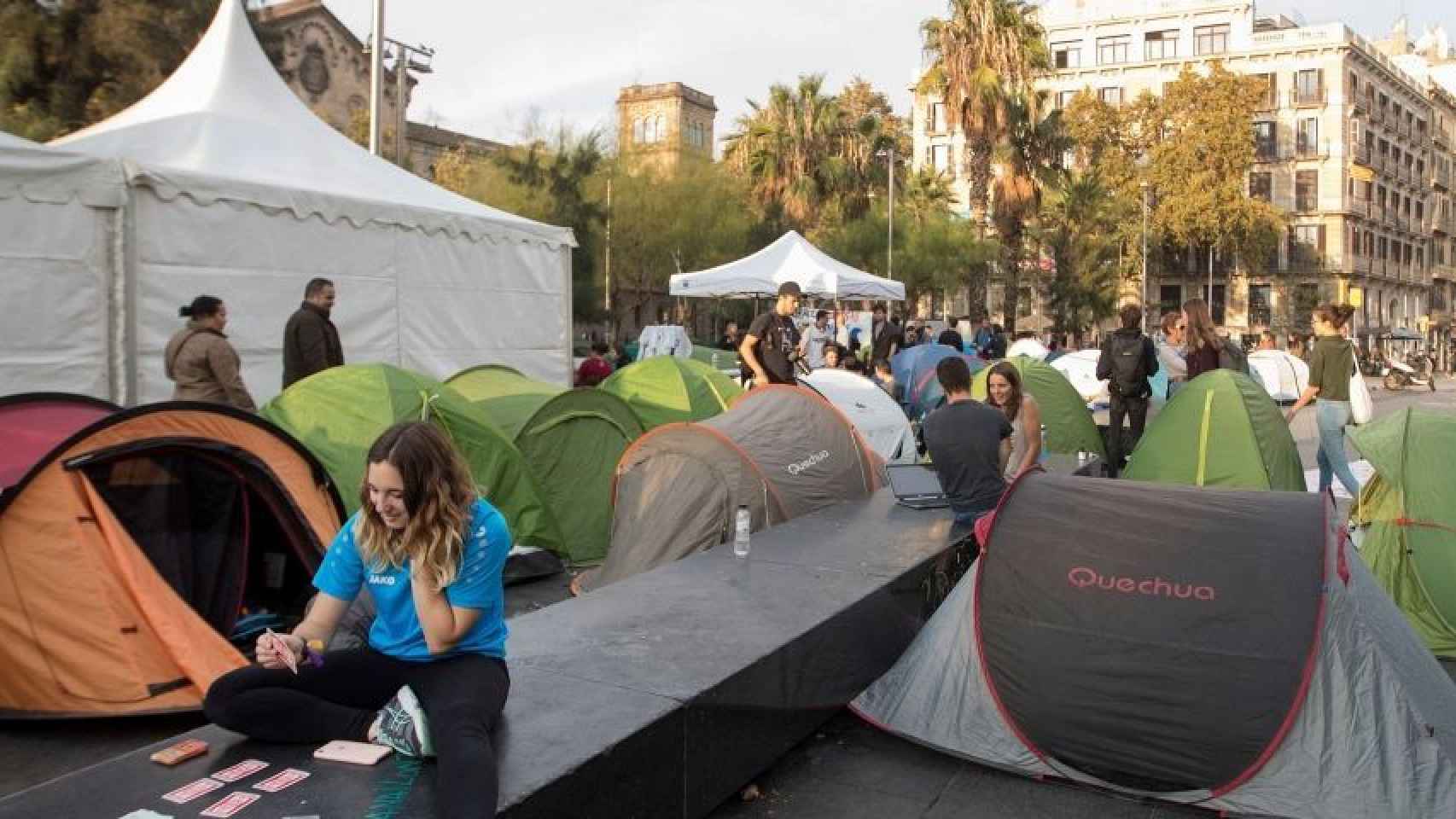 Acampada de estudiantes en la plaza de la Universitat / EFE