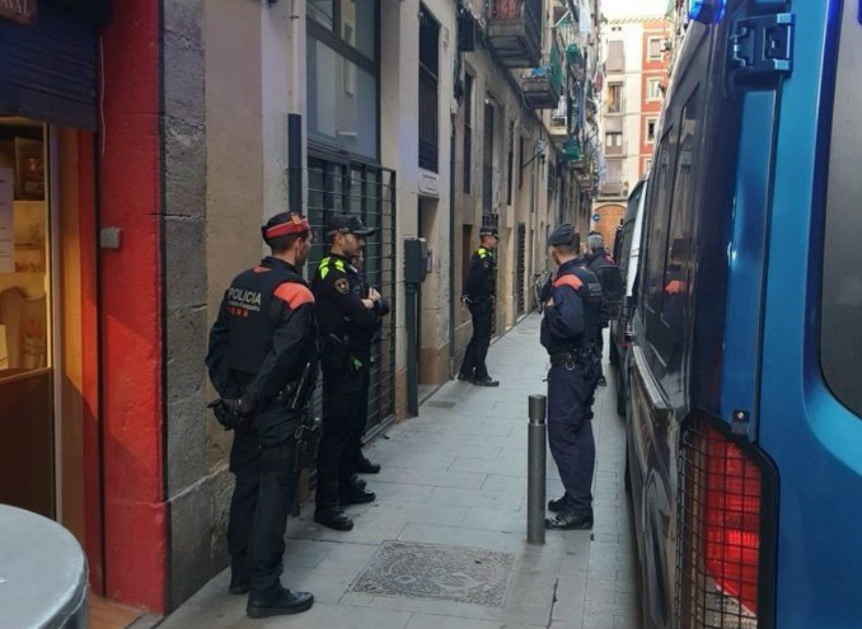 Agentes de la Guardia Urbana y los Mossos d'Esquadra en El Raval / EUROPA PRESS