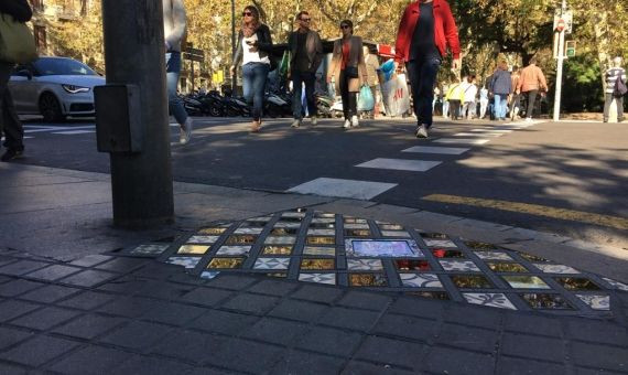 Los viandantes caminan alrededor del mosaico de plaza Urquinaona / ALBA LOSADA