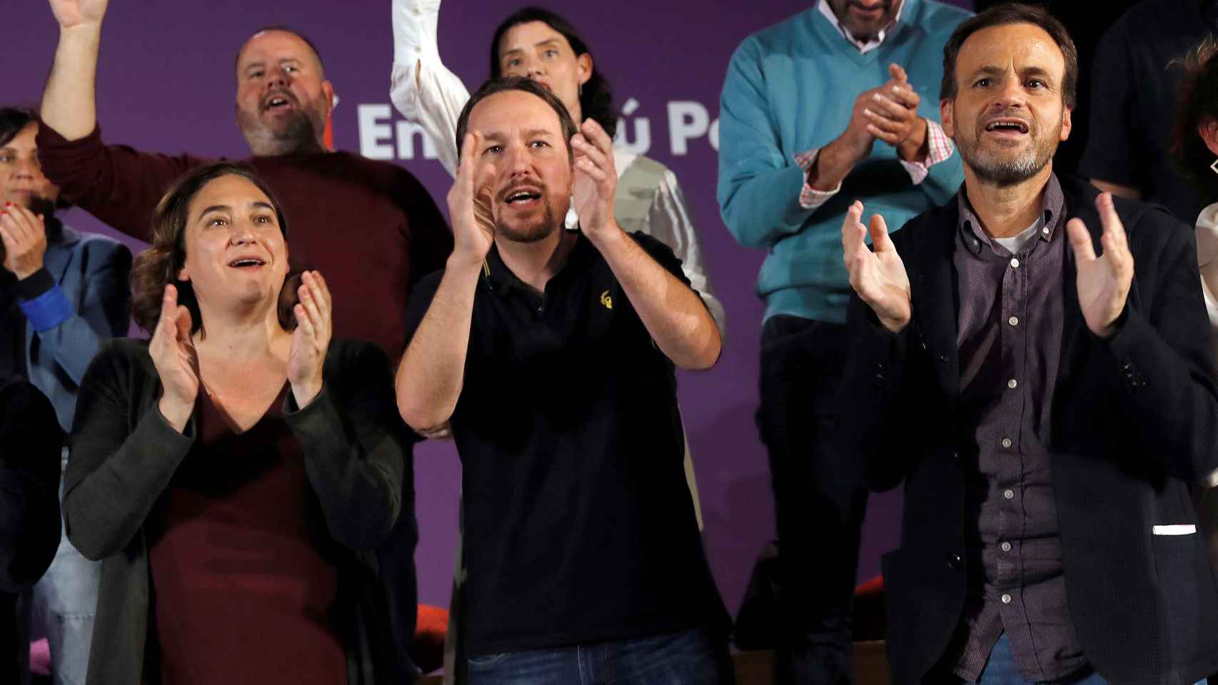Ada Colau, Pablo Iglesias y Jaume Asens durante el acto de campaña en Les Cotxeres de Sants / EFE -  Toni Albir