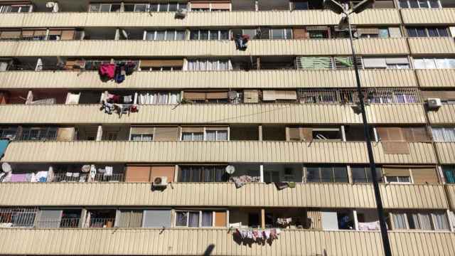 El edificio Venus del barrio de La Mina de Sant Adrià de Besòs  / ALBA LOSADA