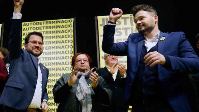 El cabeza de lista al Congreso por ERC, Gabriel Rufián y el vicepresidente de la Generalitat de Cataluña, Pere Aragonès, tras conocer los resultados de la jornada electoral del 10N