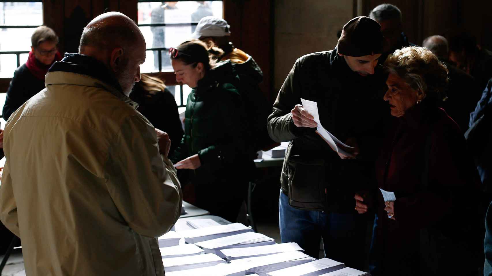 Votantes en un colegio electoral durante las elecciones del 10N en Barcelona / EFE