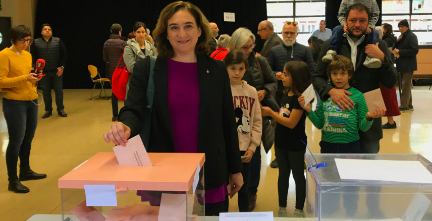 La alcaldesa de Barcelona, Ada Colau, ejerciendo su derecho a voto