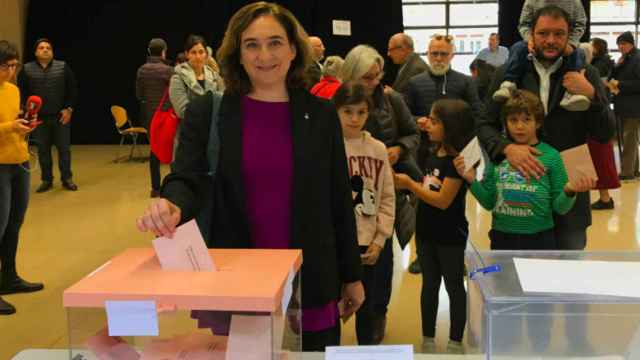 La alcaldesa de Barcelona, Ada Colau, ejerciendo su derecho a voto