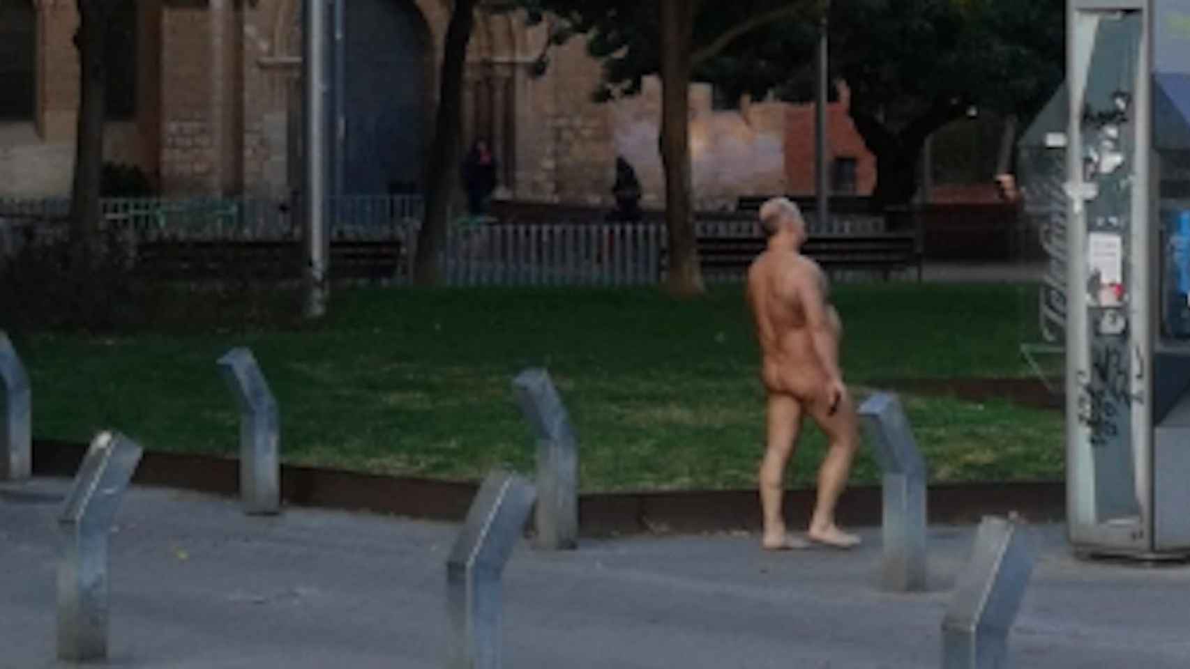 Una imagen del hombre que se ha paseado desnudo por La Sagrera / TWITTER @miniautobusero