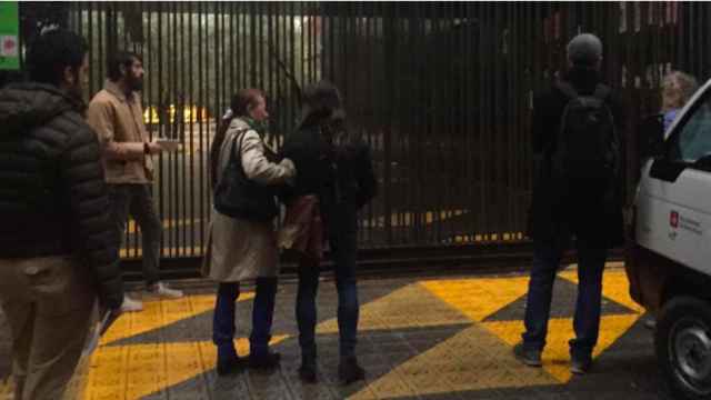 Varias personas ante el centro electoral bloqueado en Barcelona / CG