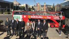 El bus 100% eléctrico turístico se ha presentado hoy en la Av. Reina Maria Cristina / DAVID FARRERO