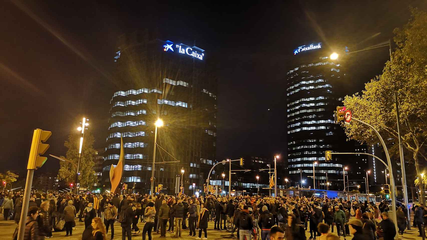 Centenares de personas cortan la Diagonal en la plaza Maria Cristina.