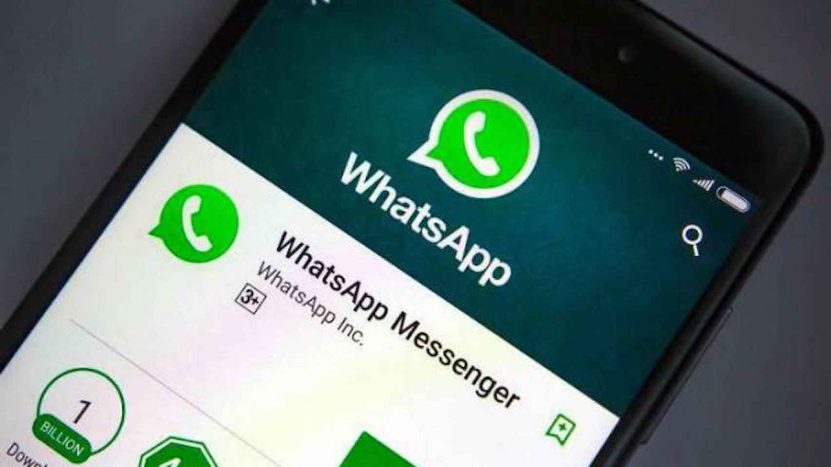 Un móvil Android con WhatsApp instalado