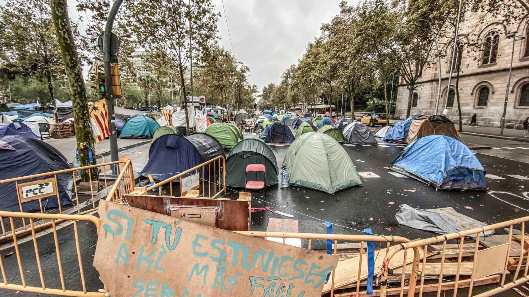 Aspecto de la acampada de la plaza Universitat ocupada por los independentistas  / TWITTER @assembleapluni
