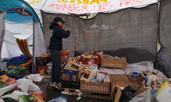Los manifestantes almacenan grandes cantidades de comida que reciben a diario.