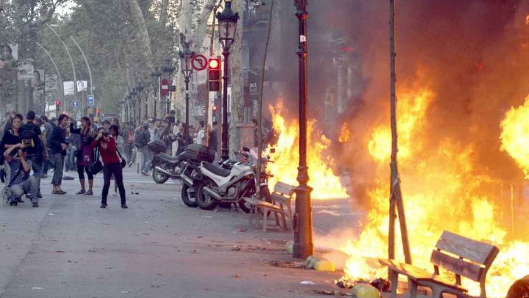 Barricadas en Barcelona durante los disturbios / EFFE