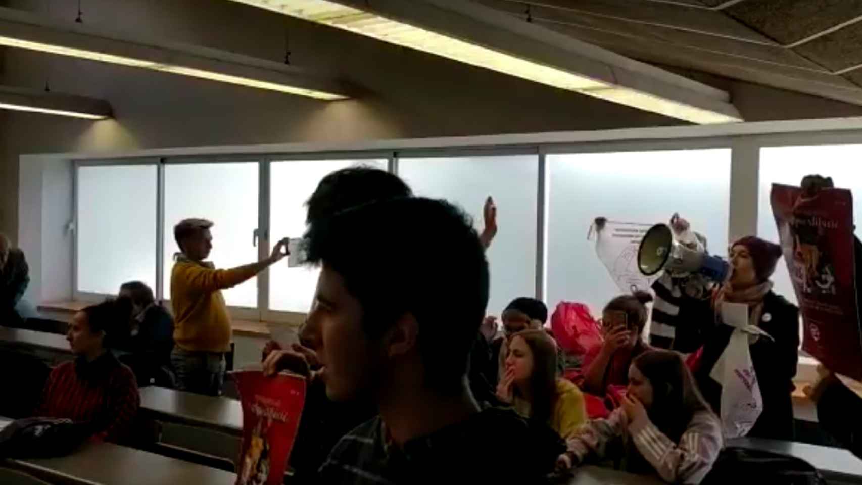 Los estudiantes boicotean el acto con un megáfono