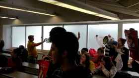 Los estudiantes boicotean el acto con un megáfono