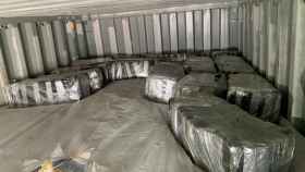 Imagen de la cocaína en los contenedores incautados en el puerto de Barcelona / MOSSOS