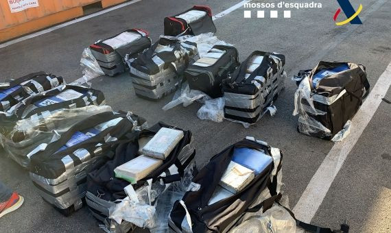 Bolsas con los 500 kilos de cocaína que querían distribuir desde el Puerto de Barcelona / MOSSOS