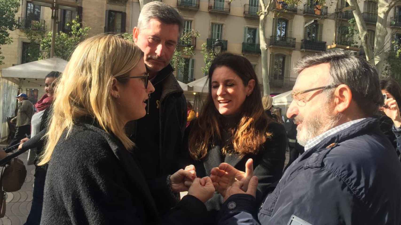 Elsa Artadi y Jordi Martí, de JxCAT, conversando con representantes de las asociaciones de La Rambla / DAVID FARRERO