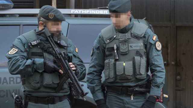 Una imagen de archivo de dos agentes de la Guardia Civil / RTVE