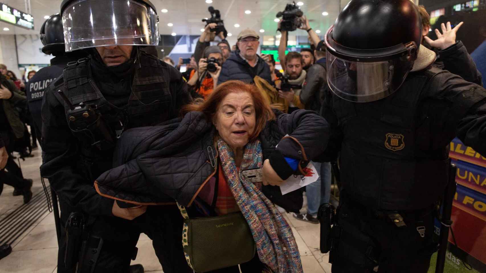 ocupación Desalojan a una manifestante de la Estación de Sants / EUROPA PRESS