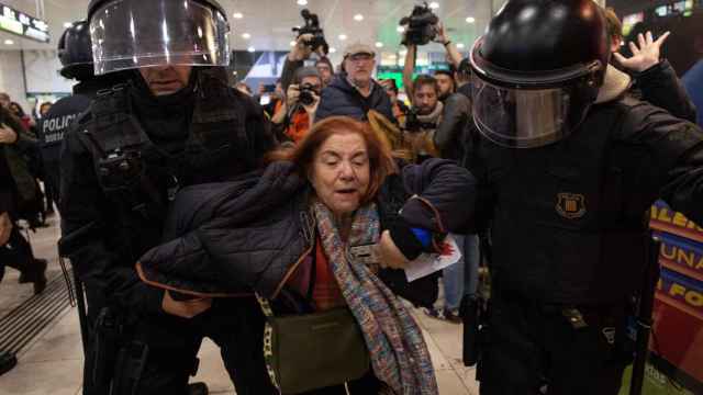 ocupación Desalojan a una manifestante de la Estación de Sants / EUROPA PRESS