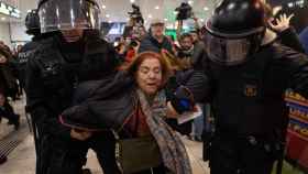 ocupación Desalojan a una manifestante de la Estación de Sants / EUROPA PRESS
