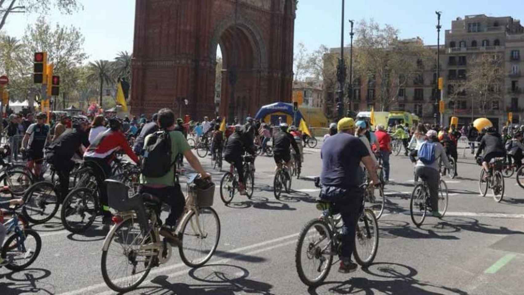 Ciclistas durante la Festa de la Bici al lado de Arc de Triomf.