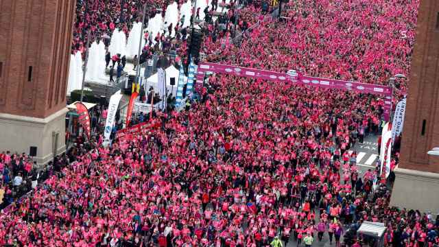 Miles de mujeres preparadas para la Cursa de la Dona en una edición anterior / EFE