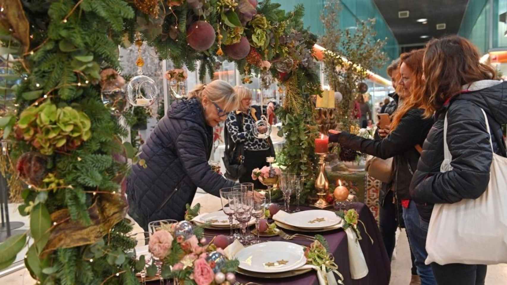 Floristas y decoradores llenan Mercabarna de Navidad / EUROPA PRESS
