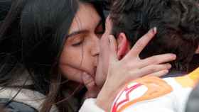 El beso de película entre Lucía Rivera y Marc Márquez / EFE