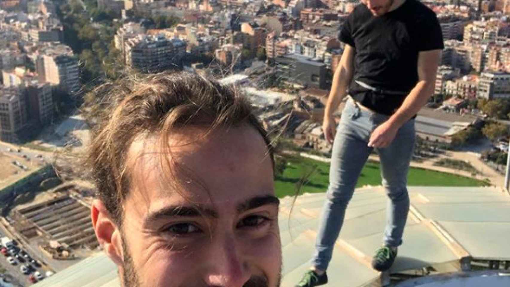 Los dos youtubers franceses en la cima de la Torre Agbar de Barcelona con la Sagrada Familia de fondo