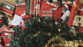 Regalos de navidad junto a un árbol