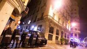 Agentes de la Policía Nacional protegen la comisaría de Vía Laietana durante una noche de disturbios en Barcelona / EFE