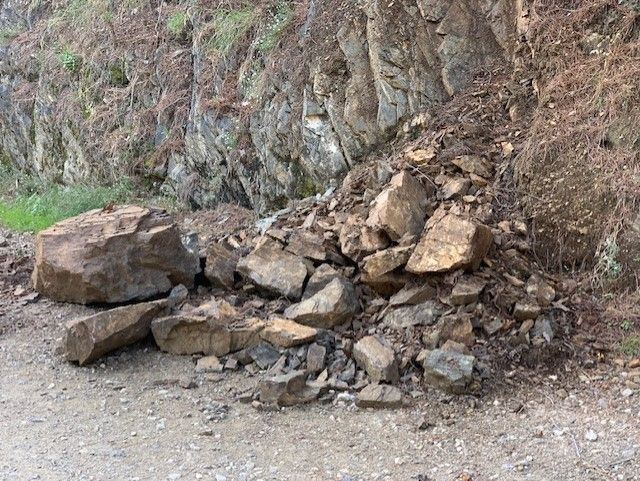 Problemas con el desprendimiento de rocas y piedras en la zona / MA