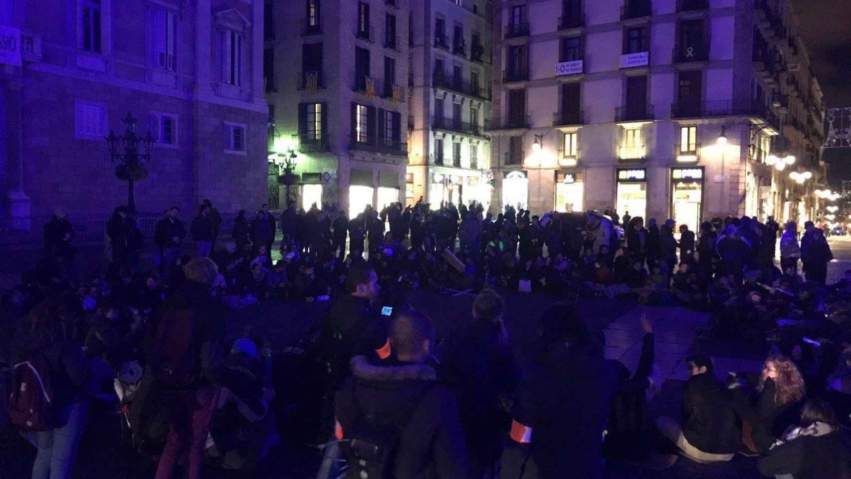Los independentistas durante la asamblea en la plaza Sant Jaume / EUROPA PRESS