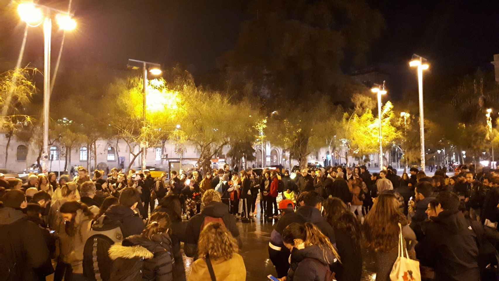 Los acampados de plaza Universitat reunidos antes de ir a la plaza Sant Jaume / EUROPA PRESS
