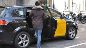 Una usuaria sube a un taxi en Barcelona / MIKI