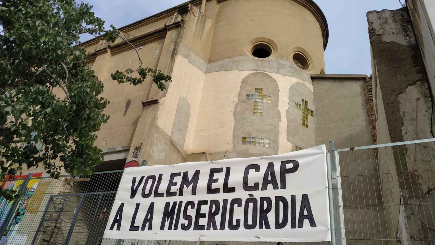 Cartel de protesta exigiendo el CAP Raval en la capilla de la Misericòrdia / PB